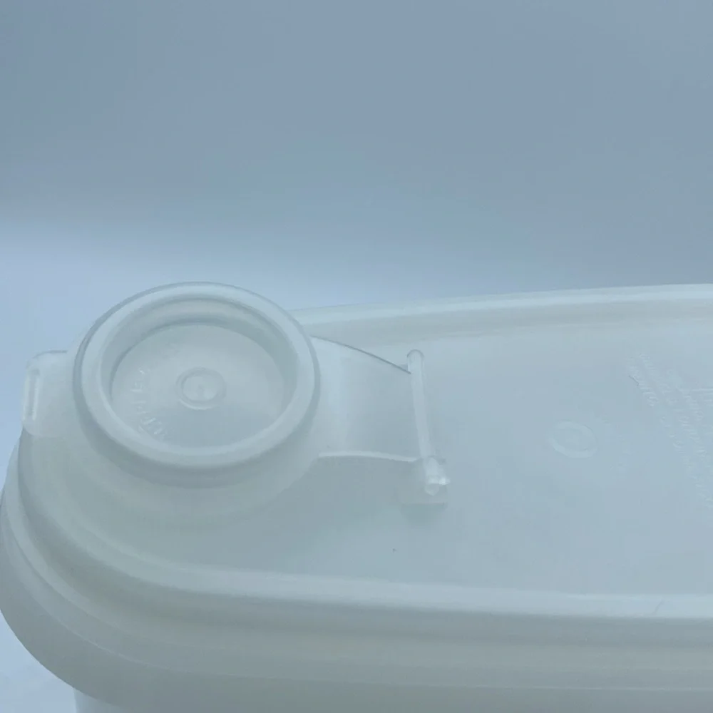 VTG Tupperware store n pour beverage buddy pitcher 1 quart white #792-2